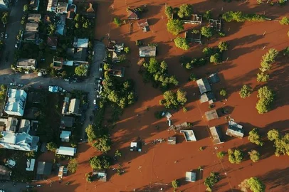 Impactada pelas inundações frequentes do Rio Taquari, a região do Vale do Taquari foi severamente castigada nos anos de 2023 e 2024. Uma das enchentes, ocorrida em setembro de 2023, foi registrada no documentário “Taquari Fagueiro”. A obra foi dirigida por Antônio Herold, egresso do bacharelado de Criação Digital da Universidade de Caxias do Sul. <!-- NICAID(16013404) -->