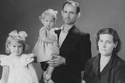 Programado para 2026, o livro sobre a história da Linha São Maximiliano, em Santa Lúcia do Piaí, destacará a trajetória de diversas famílias da localidade, a partir das pesquisas realizadas pelo historiador Éder Dall’Agnol dos Santos desde 2015. Antecipamos aqui parte da saga de João Maria Lazzarotto - marcada por resiliência, fé, solidariedade comunitária e profundas raízes na história da colonização italiana na região.Legenda: João Maria e a esposa Victória Binotto Lazzarotto e as filhas Norma (no colo) e Maria Helena, em finais da década de 1950.<!-- NICAID(16183565) -->