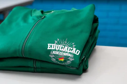 Em comemoração pelo Dia do Professor, celebrado em 15 de outubro, o governador Eduardo Leite anunciou, nesta quarta-feira (15/10), a distribuição de uniformes escolares aos professores da Rede Estadual para o ano letivo de 2026.<!-- NICAID(16146598) -->