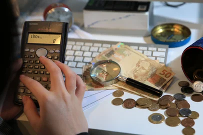 Marcelo Casagrande / Agencia RBS CAXIAS DO SUL, RS, BRASIL, 10/05/2021 - Por mais uma reunião consecutiva, o Copom (Comitê de Política Monetária) do Banco Central elevou a taxa básica de juros Selic em 0,75 ponto percentual, que agora passa a ser de 3,50% ao ano. Com isso, a poupança, ainda uma das aplicações mais popoulares entre os brasileiros, passa a render um pouco mais. Mas será que é o suficiente para o investimento na caderneta valer a pena? (Marcelo Casagrande/Agência RBS)<!-- NICAID(14778965) -->