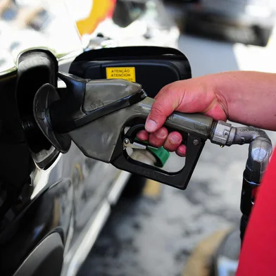 CAXIAS DO SUL, RS, BRASIL, 30/12/2022. A reportagem percorreu alguns postos de combustíveis para acompanhar o movimeno de clientes nos últimos dias do ano. (Bruno Todeschini/Agência RBS)Indexador: BTK<!-- NICAID(15308379) -->