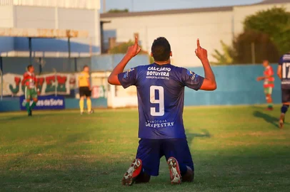 Na foto: Cnetroavante Romário comemora gol da vitória do Glória sobre o Brasil-FA, por 1 a 0.<!-- NICAID(15465882) -->