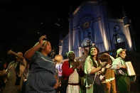 CAXIAS DO SUL, RS, BRASIL, 15/02/2024. Primeiro desfile cênico da 34° Festa Nacional da Uva, na Rua Sinimbu, área central de Caxias do Sul. (Bruno Todeschini/Agência RBS)<!-- NICAID(15680895) -->