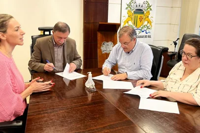 Prefeitura de Caxias do Sul e Hospital Virvi Ramos firmam compromisso para serviço materno-infantil do SUS. A data de início dos atendimentos ainda não foi informada. Contrato com o Pompéia é válido até 31 de dezembro. O documento foi assinado na terça-feira (28/11) pelo presidente da Associação Cultural e Científica Virvi Ramos, Nelson D'Arrigo, e pela diretora do Complexo Hospitalar Virvi Ramos, Cleciane Doncatto Simsen, em reunião que teve ainda a presença do gerente comercial da instituição, Geraldo da Rocha Freitas Júnior.<!-- NICAID(15611744) -->