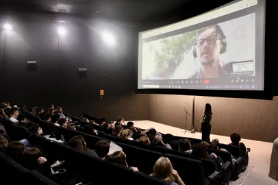 A intensa maratona de cinema promovida pela Escola de Ensino Fundamental, Médio e Técnico da Universidade de Caxias do Sul (CETEC-UCS) reuniu mais de 800 espectadores na última semana. Entre os dias 7 e 11 de abril, foram exibidos 10 filmes gaúchos dentro da Mostra Alvorada, que valorizou produções assinadas por cineastas gaúchos, muitos deles ex-alunos do próprio CETEC, que está completando 30 anos.<!-- NICAID(16016782) -->