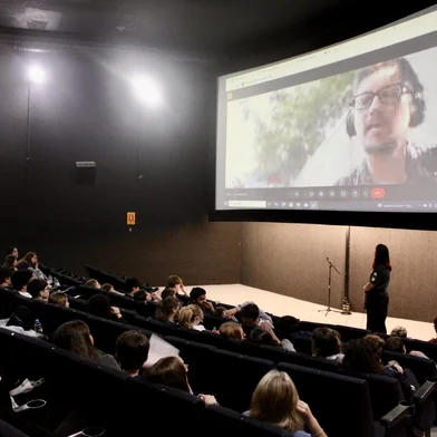 A intensa maratona de cinema promovida pela Escola de Ensino Fundamental, Médio e Técnico da Universidade de Caxias do Sul (CETEC-UCS) reuniu mais de 800 espectadores na última semana. Entre os dias 7 e 11 de abril, foram exibidos 10 filmes gaúchos dentro da Mostra Alvorada, que valorizou produções assinadas por cineastas gaúchos, muitos deles ex-alunos do próprio CETEC, que está completando 30 anos.<!-- NICAID(16016782) -->