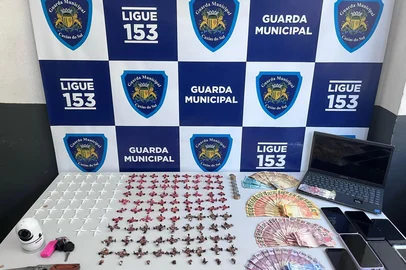 Com os indivíduos de 19, 21 e 34 anos foram apreendidas 368 porções de crack, 161 de porções de cocaína, 7 celulares, 1 notebook, 1 canivete, 1 câmera de vigilância e R$ 1.336,85. <!-- NICAID(15987657) -->