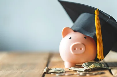 piggy bank With Graduation Cap on old wood,Money saving concept. piggy bank With Graduation Cap on old wood,Money saving concept. Foto: mnirat / stock.adobe.comFonte: 425568683<!-- NICAID(16221718) -->
