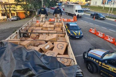 PRF apreende mais de 150 mil maços de cigarros contrabandeados em Caxias do Sul na tarde desta terça-feira, 3 de agosto<!-- NICAID(14852954) -->