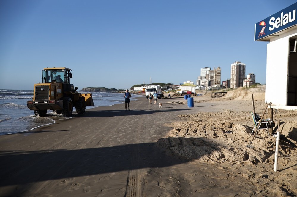 Torres amanhece com m&aacute;quinas na faixa de areia para recuperar estragos causados pela mar&eacute; alta