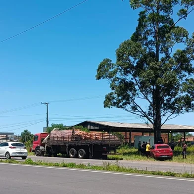 Carga de tijolos cai de caminhão e mata duas pessoas na RS-118<!-- NICAID(16164183) -->