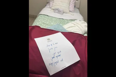 Benjamin Netanyahu e sua esposa, Sara, incluíram uma mensagem pessoal nos kits de boas-vindas preparados para os reféns que retornam. Os kits, organizados pela Autoridade de Reféns do governo, contêm roupas, itens pessoais, laptop, celular e tablet.<!-- NICAID(16144633) -->