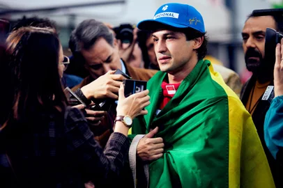 SENNA. Kaya Scodelario as Laura, Gabriel Leone as Ayrton Senna in Senna. Cr. Alan Roskyn/Netflix Â©2024<!-- NICAID(15943529) -->