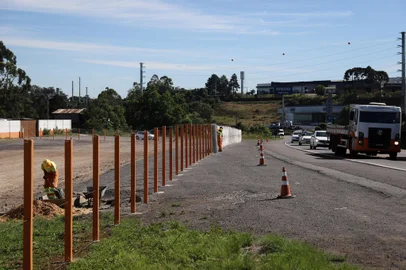 CAXIAS DO SUL, RS, BRASIL, 12/12/2024. Implantação do pátio de vigas da CSG, local onde vão ser construídas as estruturas pré-moldadas para a duplicação da ponte sobre o Arroio Tega. Fica no bairro Cidade Industrial, às margens da RS-122. (Bruno Todeschini/Agência RBS)Indexador: Bruno Todeschini<!-- NICAID(15934186) -->