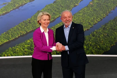 06.11.2025 - Belem - O presidente do Brasil, Luiz InÃ¡cio Lula da Silva, cumprimenta Presidente da ComissÃ£o Europeia, Ursula von der Leyen durante a ConferÃªncia das NaÃ§Ãµes Unidas sobre MudanÃ§as ClimÃ¡ticas COP 30. Foto Lucas Landau/COP30  06.11.2025 - Belem - Brazil's President Luiz Inacio Lula da Silva shakes hands with European Commission President Ursula von der Leyen during the United Nations Climate Change Conference COP 30. Foto Lucas Landau/COP30 <!-- NICAID(16161981) -->