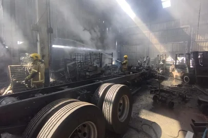 Um incêndio atinge uma fábrica de carrocerias em Paraí<!-- NICAID(15608589) -->