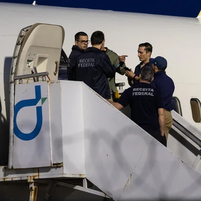 PORTO ALEGRE, RS, BRASIL, 19.08.2025: Avião do governo americano, sem identificação, pousou no aeroporto internacional Salgado Filho, às 17h13. Entre 17h35 e 19h05 funcionários da Receita Federal permaneceram na porta, junto com os supostos americanos. Em torno de 4 pessoas desceram do avião e aguardaram no ônibus da Fraport. Foto: André Ávila/ Agência RBSIndexador: Andre Avila<!-- NICAID(16105420) -->