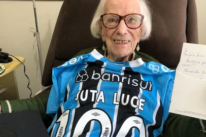 Júlia Augusta Linck Luce, Dona Juta, completou 100 anos no dia 24 de junho de 2025. É a única filha ainda viva de Honória Kroeff Linck e Adolpho Guilherme Luce Jr., presidente do Grêmio nos anos de 1924 e 1936. O Grêmio presenteou a aniversariante com uma camisa oficial exclusiva<!-- NICAID(16068037) -->