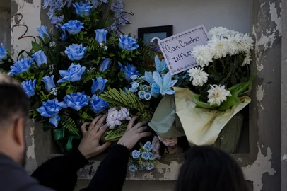 Mateus Bruxel / Agencia RBS CANOAS, RS, BRASIL, 14-05-2026: Familiares, amigos e colegas prestam homenagens a Daniel Thiesen Pinheiro, 17, no Cemitério Santo Antônio, em Canoas. Daniel foi morto em um assalto na passarela do Trensurb, em Canoas, por outro adolescente. Alguns amigos e colegas vieram de Venâncio Aires, onde o jovem morava, para homenageá-lo. Foto: Mateus Bruxel/Agência RBSIndexador: MATEUS BRUXEL<!-- NICAID(16285064) -->