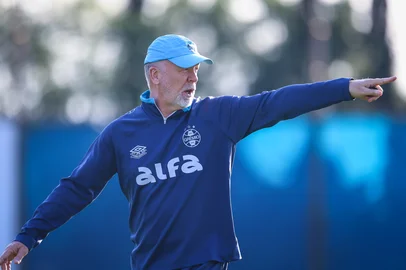 RS - FUTEBOL/ TREINO GREMIO 2025 - ESPORTES - Jogadores do Gremio realizam treino tÃ©cnico durante a tarde desta terca-feira, no CT Luiz Carvalho, na preparaÃ§Ã£o para a partida valida pela Copa Sul Americana 2025. Na foto, Mano Menezes. FOTO: LUCAS UEBEL/GREMIO FBPA<!-- NICAID(16088176) -->