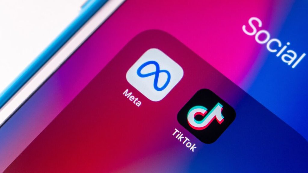 Representação abstrata de logotipos de redes sociais como Meta, TikTok e YouTube, simbolizando um julgamento legal.