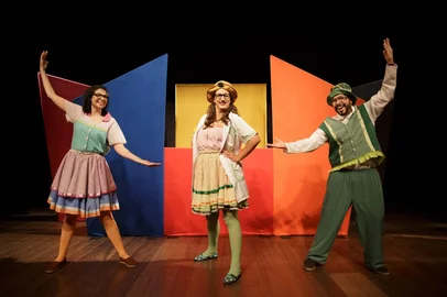 Nos dias 15 e 16 de julho, o projeto Teatro a Mil chega a Farroupilha, com apresentações do espetáculo "Sótão da Flor no Mundo da Leitura", do Grupo UEBA, que aborda a importância da leitura, por meio de uma linguagem lúdica, dinâmica e criativa. As apresentações ocorrem na Escola Municipal de Ensino Fundamental Presidente Dutra, no dia 15/07, às 9h; na EMEF Cinquentenário, no mesmo dia, às 14h30; e na EMEF Ângelo Venzon Neto, no dia 16/07, às 9h. As sessões são exclusivamente para alunos das instituições. <!-- NICAID(16080150) -->