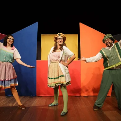 Nos dias 15 e 16 de julho, o projeto Teatro a Mil chega a Farroupilha, com apresentações do espetáculo "Sótão da Flor no Mundo da Leitura", do Grupo UEBA, que aborda a importância da leitura, por meio de uma linguagem lúdica, dinâmica e criativa. As apresentações ocorrem na Escola Municipal de Ensino Fundamental Presidente Dutra, no dia 15/07, às 9h; na EMEF Cinquentenário, no mesmo dia, às 14h30; e na EMEF Ângelo Venzon Neto, no dia 16/07, às 9h. As sessões são exclusivamente para alunos das instituições. <!-- NICAID(16080150) -->