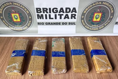 Comunicação Social do 43º BPM / Divulgalção Grupo é preso com quatro quilos de maconha no bairro Juventude, em Bento Gonçalves <!-- NICAID(16225910) -->