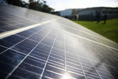 TRAMANDAÍ, RS, BRASIL - 2023.08.10 - ENERGIA SOLAR / UFRGS / INVESTIMENTOS / SUSTENTABILIDADE - A usina solar fotovoltaica da UFRGS resulta de investimento de R$ 1,7 milhão do Programa para Desenvolvimento em Energias Renováveis e Eficiência Energética na Rede Federal de Educação Profissional, Científica e Tecnológica (EnergIF), do Ministério da Educação (MEC), por meio da Secretaria de Educação Profissional e Tecnológica (SETEC), voltado à promoção da cultura do desenvolvimento de Energias Renováveis e Eficiência Energética na Rede Federal de Educação. FOTO: André Ávila, Agência RBSIndexador: Andre Avila<!-- NICAID(15507203) -->