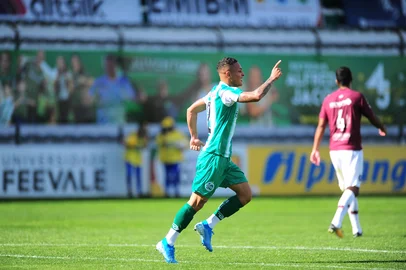 CAXIAS DO SUL, RS, BRASIL, 23/07/2020. Juventude x Caxias, clássico Ca-Ju 284, jogo válido pela quarta rodada da Taça Francisco Novelletto Neto, segundo turno do Campeonato Gaúcho (Gauchão 2020). Realizado no estádio Alfredo Jaconi. O campeonato retorna após quatro meses parado devido a pandemia do coronavírus. Na foto, comemoração do primeiro gol do Ju, marcado pelo  lateral-direito Igor. (Porthus Junior/Agência RBS)<!-- NICAID(14551577) -->