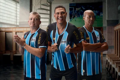 Divulgação / Grêmio Nova camisa do Grêmio da New Balance. Na foto, os ex-jogadores Carlos Miguel, Zé Alcino e Ailton<!-- NICAID(16246766) -->
