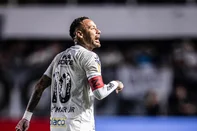 SANTOS, SP, BRASIL, 02-03-2025: O atacante Neymar comemora gol do Santos contra o Bragantino na Vila Belmiro, pelas quartas de final do Campeonato Paulista.<!-- NICAID(16066573) -->