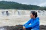 Cristine Gallisa olhando para o Salto do Yucumã<!-- NICAID(15673430) -->