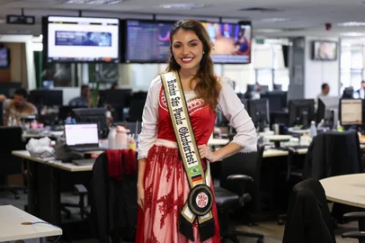 PORTO ALEGRE, RS, BRASIL, 05-08-2025: Raphaela Hagemann, rainha da Oktoberfest São Paulo, visita a redação integrada de GZH. Fotos: Duda Fortes/Agencia RBS<!-- NICAID(16094826) -->
