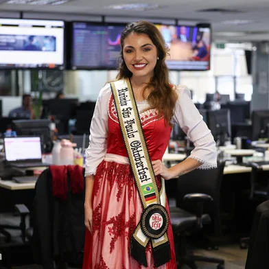 PORTO ALEGRE, RS, BRASIL, 05-08-2025: Raphaela Hagemann, rainha da Oktoberfest São Paulo, visita a redação integrada de GZH. Fotos: Duda Fortes/Agencia RBS<!-- NICAID(16094826) -->
