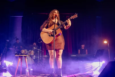 Cantora nova-petropolitana Daiane Radke apresenta o show "Chega Mais - Daia canta Rita Lee" em Caxias do Sul. Será no Teatro Municipal Pedro Parenti, no domingo (16/3).<!-- NICAID(15994830) -->