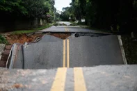 Fortes chuvas que atingiram o estado de Santa Catarina causaram estragos e já tem 13 cidades em estado de emergência. No norte de Florianópolis, um carro foi engolido por uma cratera. <!-- NICAID(15956369) -->