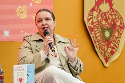 A escritora cearense Socorro Acioli participou, neste domingo (16), do Festival Internacional do Leitor Quindim, em Caxias do Sul. O encontro, realizado na terceira edição do evento, reuniu grande público e teve fila para a sessão de autógrafos.<!-- NICAID(16347654) -->