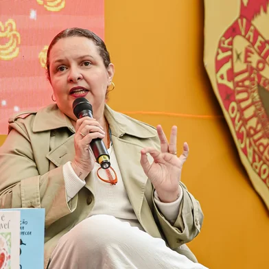 A escritora cearense Socorro Acioli participou, neste domingo (16), do Festival Internacional do Leitor Quindim, em Caxias do Sul. O encontro, realizado na terceira edição do evento, reuniu grande público e teve fila para a sessão de autógrafos.<!-- NICAID(16347654) -->