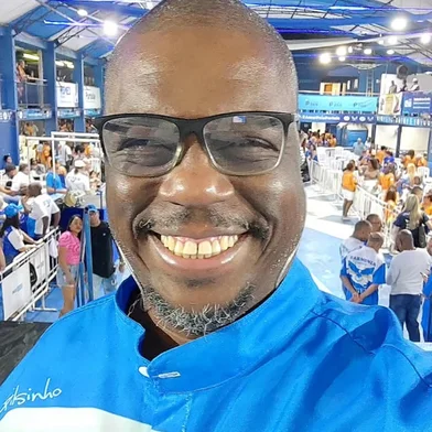 A Portela anunciou nesta terça-feira (30) a morte de Gilsinho, intérprete oficial da escola desde 2006. O cantor, que tinha 55 anos, também representava a Tom Maior, de São Paulo. A causa da morte não foi divulgada.<!-- NICAID(16136419) -->