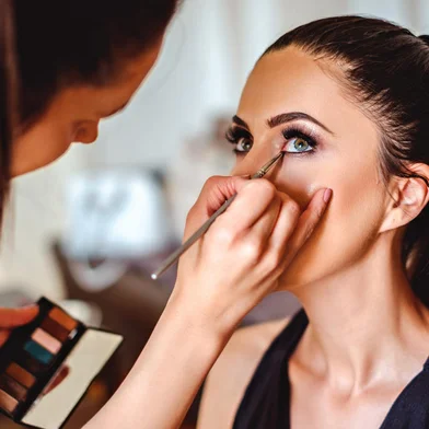 Maquiadora aplicando sombra de olhos em uma garotaIndexador: Sasa MihajlovicFonte: 155166075<!-- NICAID(14316566) -->