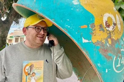 Rodrigo Seefeldt lança livro “Contos de Orelhão – Permaneça na Linha” em São Lourenço do Sul<!-- NICAID(16301126) -->