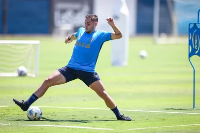 PORTO ALEGRE, RS, BRASIL, 25-02-2025: O volante Camilo participa de treino do Grêmio no CT Luiz Carvalho. (Foto: Lucas Uebel/Grêmio/Divulgação) <!-- NICAID(15990194) -->