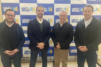 O presidente do União Brasil Rio Grande do Sul, Luiz Carlos Busato, recebeu nesta segunda-feira, 13, a  visita de dois pré-candidatos ao Governo do Estado: Eduardo Leite (PSDB) e Roberto Argenta (PSC). Trata-se de uma nova rodada de encontros com os postulantes ao Palácio Piratini, conforme deliberação da Executiva do partido. O União Brasil estipulou até o final do mês para definir o destino nas eleições majoritárias<!-- NICAID(15123241) -->