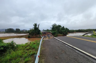 Foto da Ponte sobre o Arroio Grande na RS-287<!-- NICAID(15811784) -->