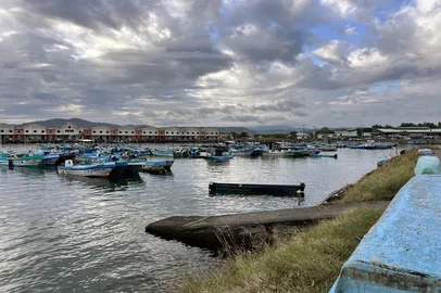 General view of the fishing harbor before the potential arrival of a tsunami in Esmeraldas, Ecuador, on July 30, 2025. Ecuador warned Tuesday of a "high probability" of a tsunami in the country as a result of an 8.8 magnitude earthquake off the coast of Russia, the Navy reported. (Photo by Antony Quintero / AFP)Editoria: DISLocal: EsmeraldasIndexador: ANTONY QUINTEROSecao: disaster (general)Fonte: AFPFotógrafo: STR<!-- NICAID(16090596) -->