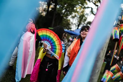 PORTO ALEGRE, RS, BRASIL, 14-06-2026: A 29ª Parada Livre de Porto Alegre realizada na Parque Farroupilha. O evento, que celebra o mês do orgulho LGBTQIA+ teve como tema "Nosso Orgulho na Urna", a edição busca refletir sobre a importância da participação de pessoas LGBTQIA+ na política para a garantia de direitos. Foto: Renan Mattos / Agência RBS<!-- NICAID(16306229) -->