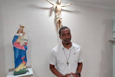 Quem é Jean David Chery, o padre do Haiti que se tornou pároco em Passo Fundo <!-- NICAID(15672043) -->