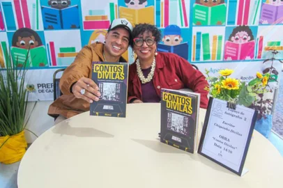 O Chiquinho Divilas vai pra Sampa onde participa da Favela Literária, um ambiente que faz parte da programação da Expo Favela, nesta sexta-feira (1º), sábado (2) e domingo (3).Chiquinho lança por lá “Contos Divilas”, cuja sessão de autógrafos em Caxias ocorreu durante a última edição da 39ª Feira do Livro (foto acima).Ao lado de Chiquinho está a mãe dele, Silvana Maria Claudio<!-- NICAID(15610285) -->