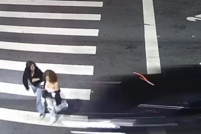 Duas jovens de 18 anos morreram na última quarta-feira (9) após serem atropeladas enquanto atravessavam a faixa de pedestres na Avenida Goiás, em São Caetano do Sul, na Região Metropolitana de São Paulo.<!-- NICAID(16014912) -->